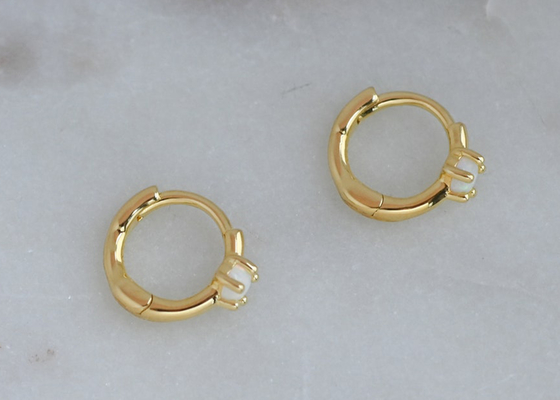 Largeur d'Opal Huggie Earrings 1.5mm d'or du diamètre 10mm pour l'anniversaire