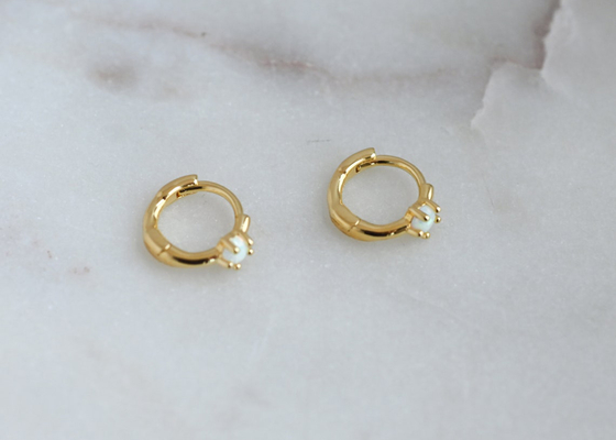 Largeur d'Opal Huggie Earrings 1.5mm d'or du diamètre 10mm pour l'anniversaire