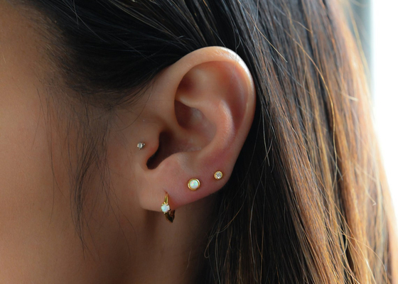 Largeur d'Opal Huggie Earrings 1.5mm d'or du diamètre 10mm pour l'anniversaire