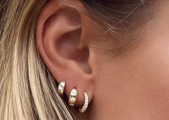 boucles d'oreille de cercle de Huggie d'or de taille de 12mm avec la coupe de rond 0.16ct CZ