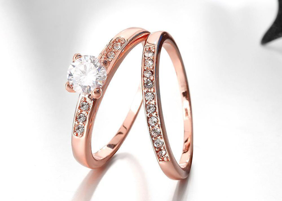 OEM Rose Gold Engagement And Wedding Ring Set avec la pierre de 0.44CT 5mm