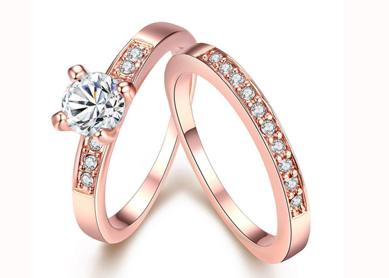 OEM Rose Gold Engagement And Wedding Ring Set avec la pierre de 0.44CT 5mm