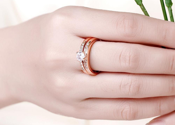 OEM Rose Gold Engagement And Wedding Ring Set avec la pierre de 0.44CT 5mm