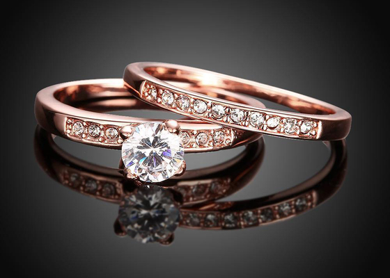 OEM Rose Gold Engagement And Wedding Ring Set avec la pierre de 0.44CT 5mm